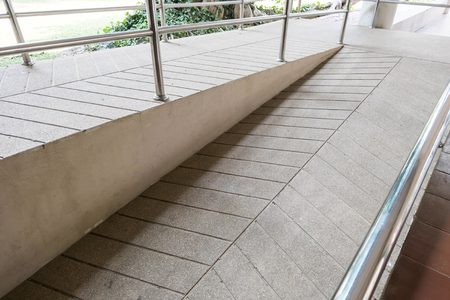 段差の解消―屋外にスロープを