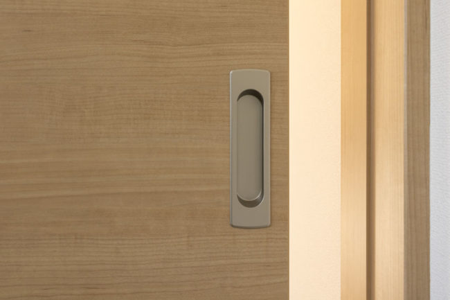 室内ドアのリフォーム 引き戸から開き戸 開き戸から引き戸に交換する費用は Kurasu Labo 暮らすラボ